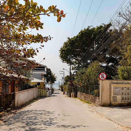 בומבינאס Apartamento A Poucos Passos Da Praia Da Conceicao מראה חיצוני תמונה