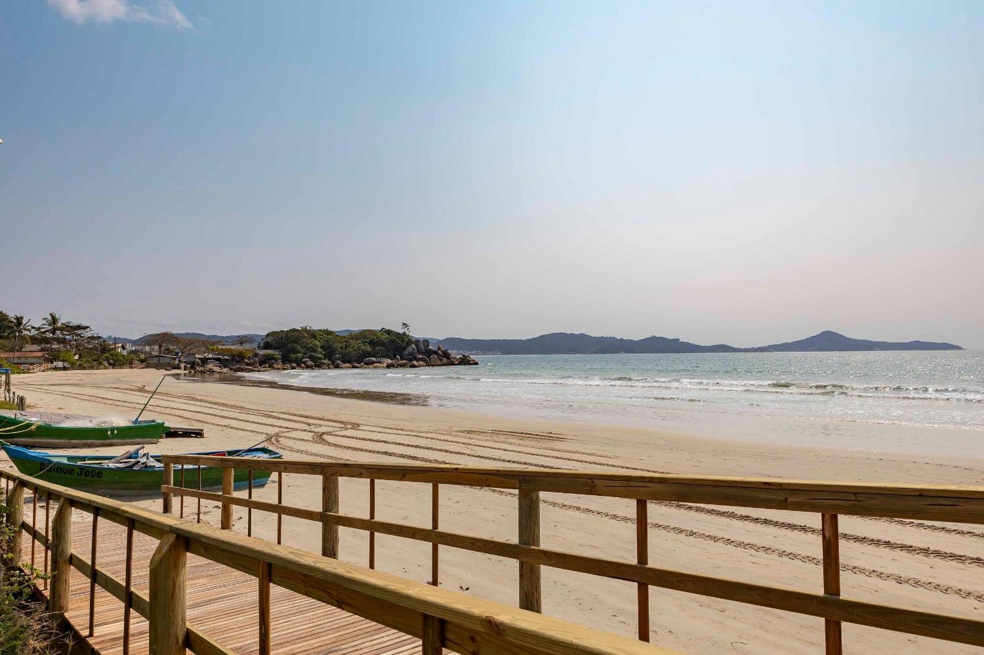 בומבינאס Apartamento A Poucos Passos Da Praia Da Conceicao מראה חיצוני תמונה